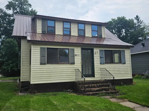 316 Roberts Ave NE, Warroad, MN 56763