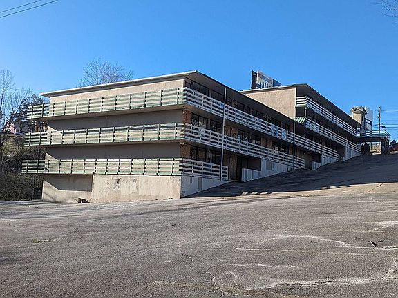 3rd image of 1900 W 76 Country Blvd