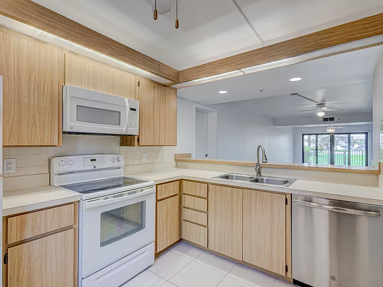 901 Seafarer Cir #104 — Photo 4