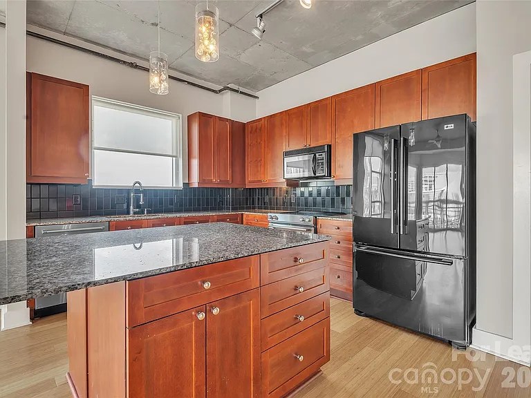 505 E 6th St #504 — Photo 8
