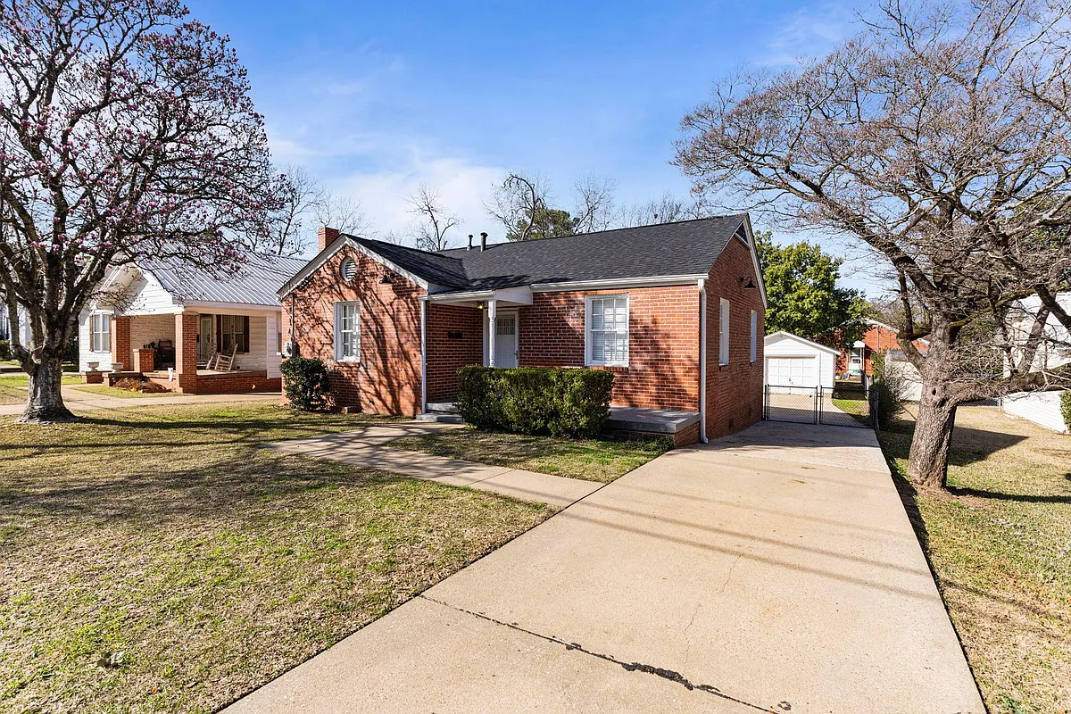 Building Photo - 2135 Windsor Ave