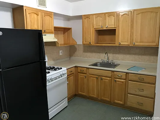 Rented by Realty 2000 Corp | media 2