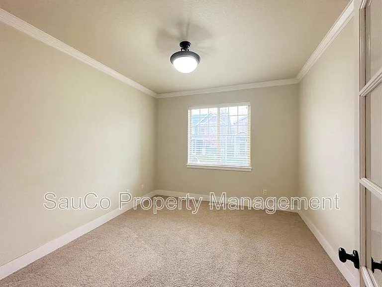727 NE 65th Ct — Photo 11