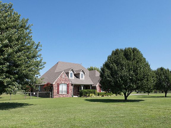 Large lot, over a acre!