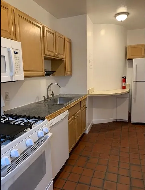 3 bed, 1000 sqft, $6,019 — Photo 3