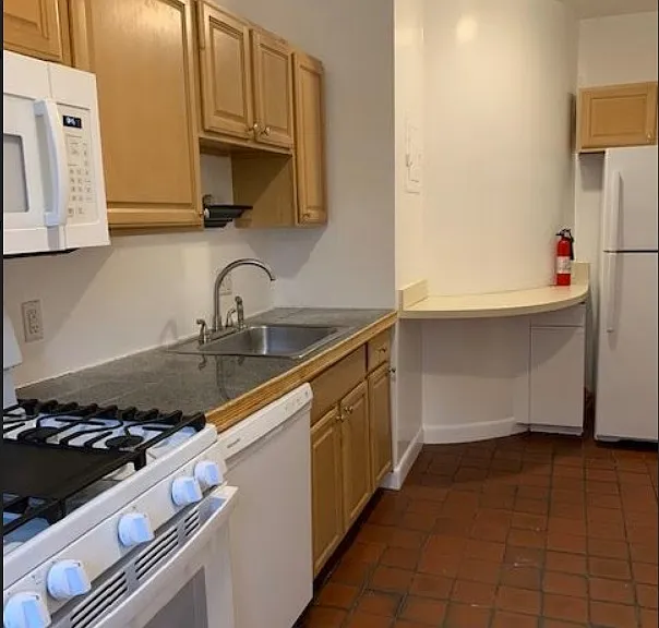 448 Park Dr #19D — Photo 15