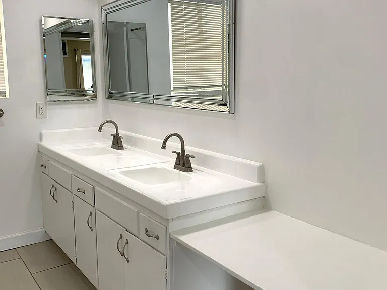 335 N Isabel St #7 — Photo 9