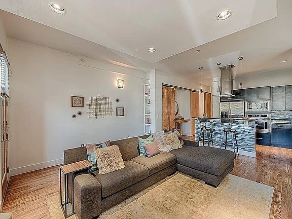 5th image of 2534 Glenarm Pl