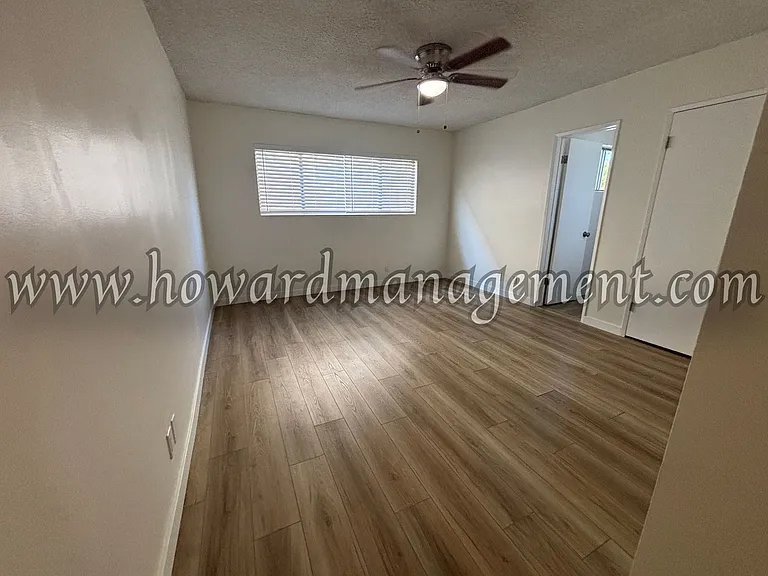 01302EU — Photo 1