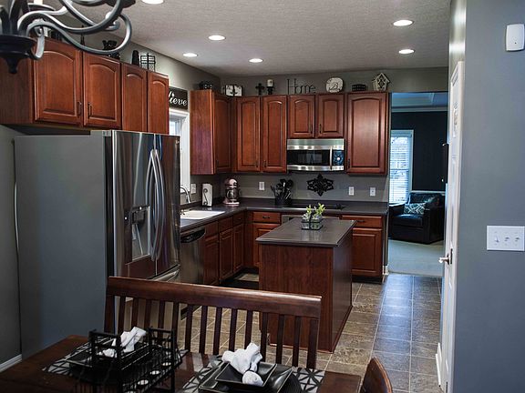 4th image of 374 Linden Cir