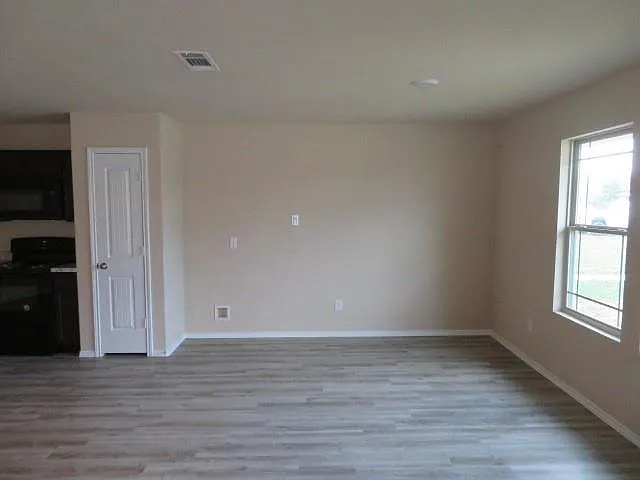 3 bed, 2.0 bath, 1300 sqft, $1,595 — Photo 2