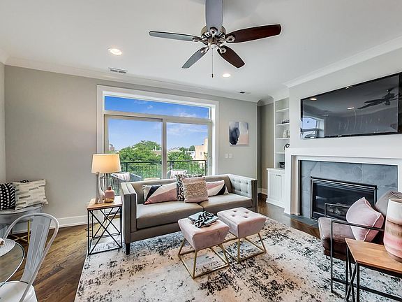 5th image of 3047 N Oakley Ave #403