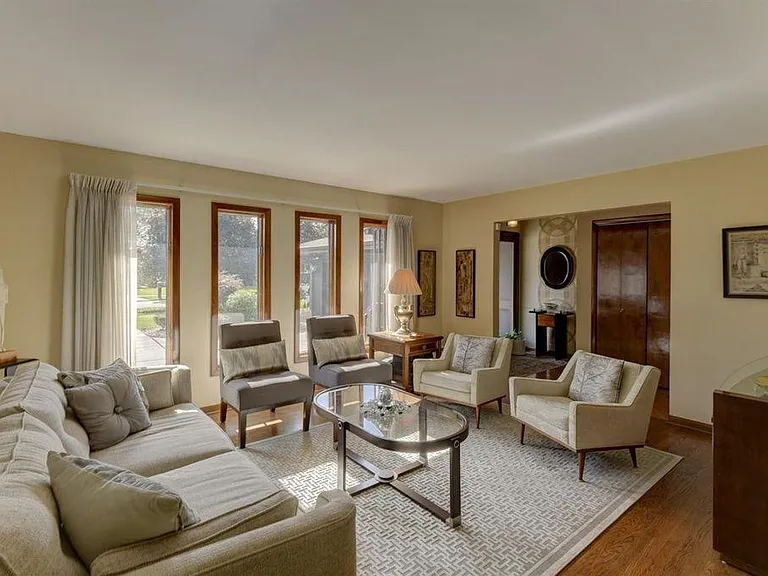 3051 Lakeside Dr — Photo 4