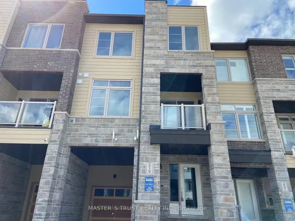 219 Vivant St, Newmarket, ON L3X 0K7