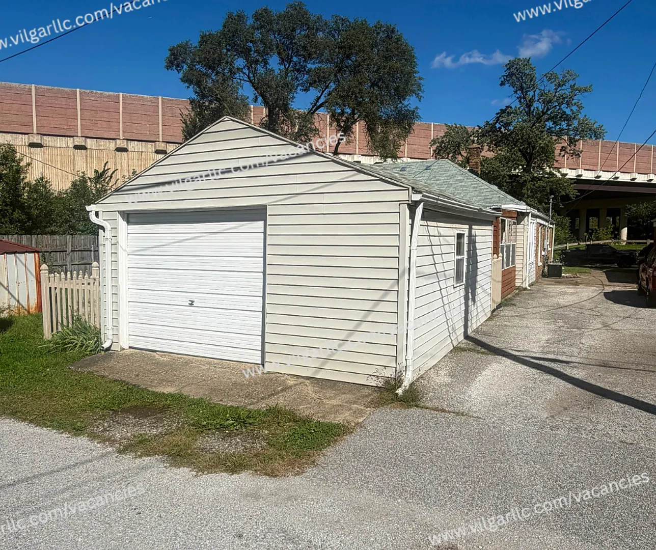 2 Bedroom 1 Bathroom — Photo 3