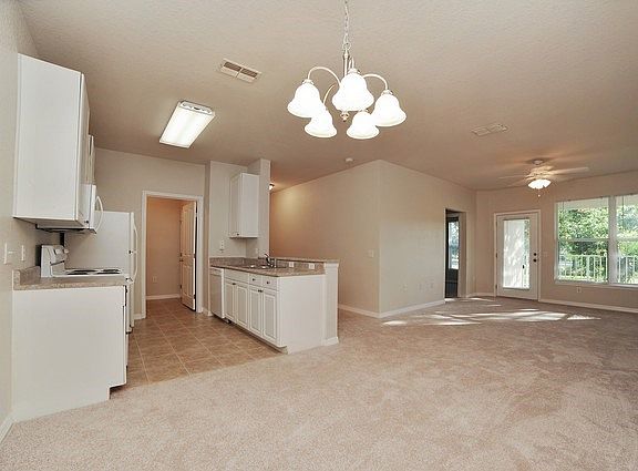 3rd image of 1008 Hemingway Cir