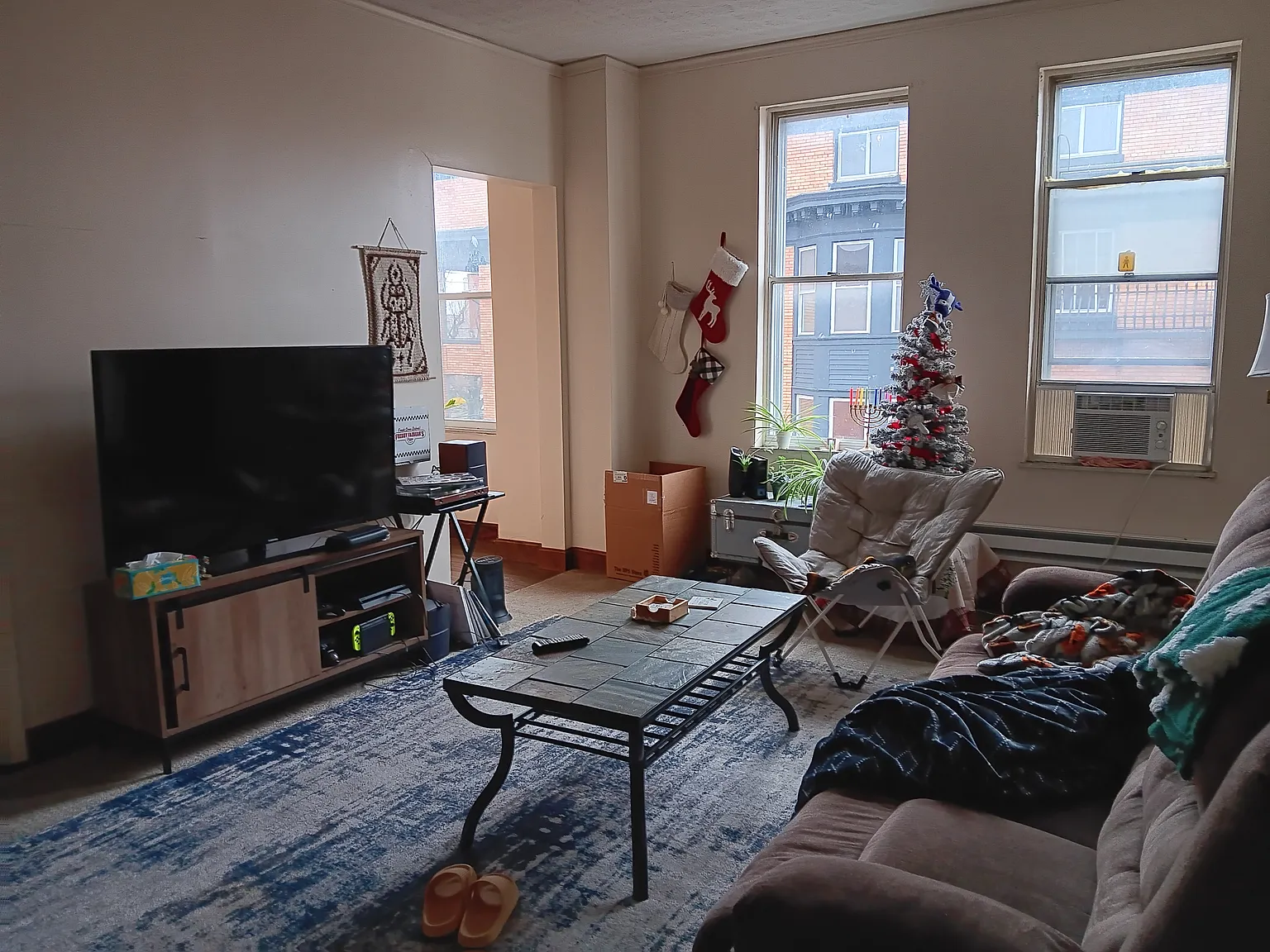 3 bed, 2000 sqft, $2,025 — Photo 2