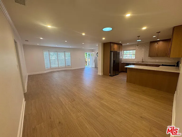 6542 Zelzah Ave — Photo 4