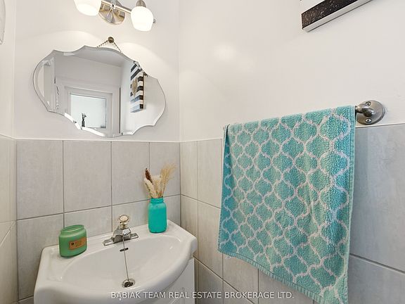 5th image of 377 Karen Park Cres W