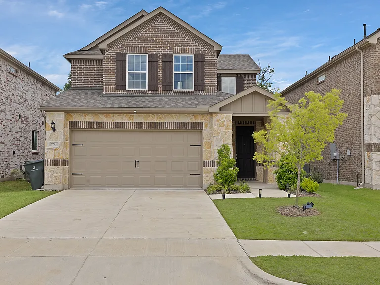 758 Creekwater Ln — Photo 1