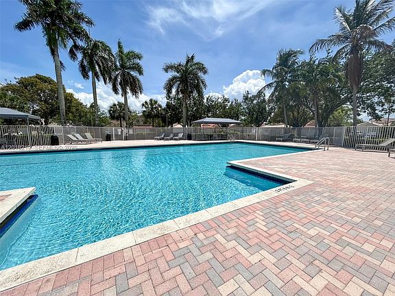 3rd image of 2042 Madeira Dr