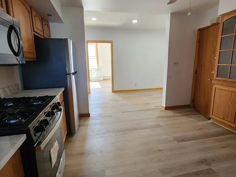 48 Lang St #2 — Photo 8