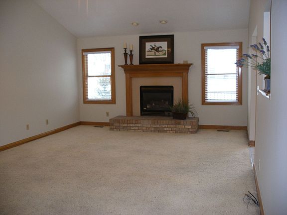 Great room w/cathedral ceiling