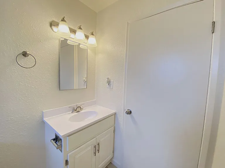 Lone Pine Apartments — Photo 38