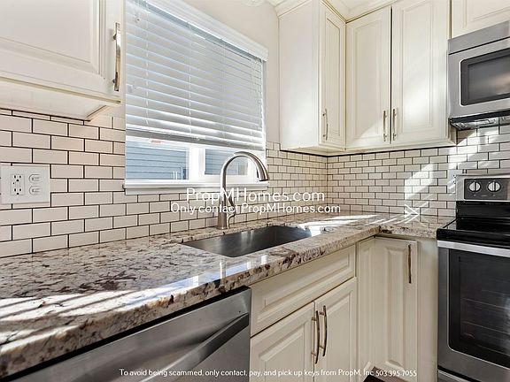 5th image of 3225 SE Alder Ct #0