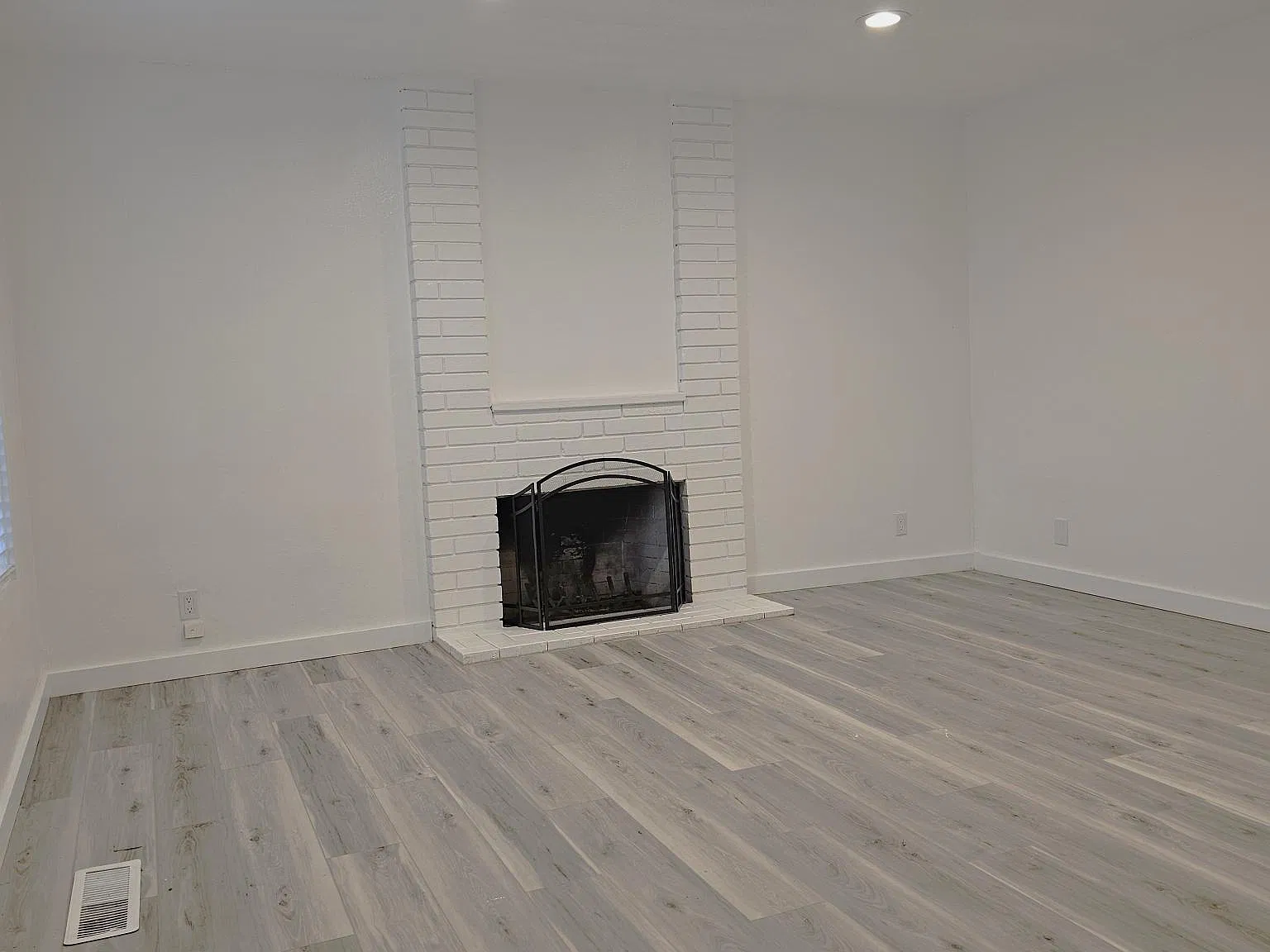 2 bed, 850 sqft, $1,550 — Photo 2