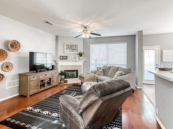 4th image of 2501 Travis Dr