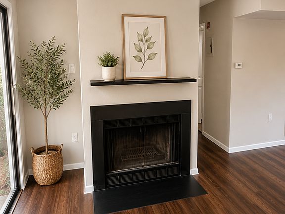 4th image of 13 Townhouse Ln
