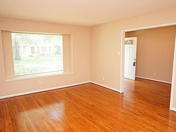 3rd image of 1382 Country Place Dr