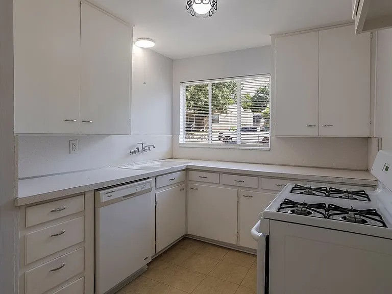 3931 Dexter Ave — Photo 8