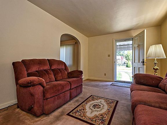 4th image of 1404 White Oak Dr