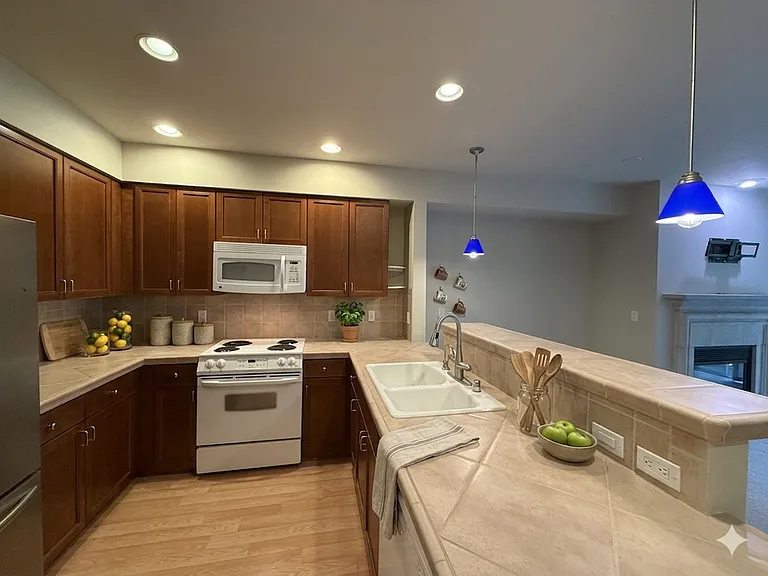 11004 NE 11th St #502 — Photo 7