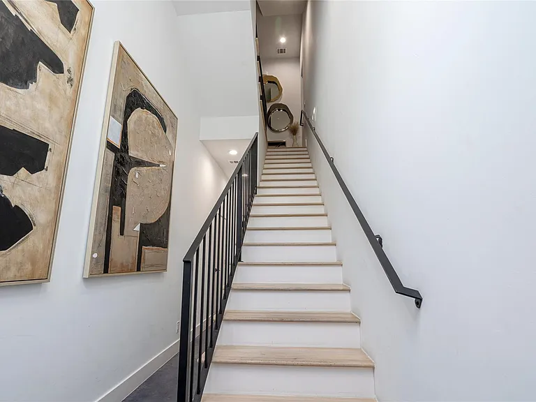 709 Memorial Heights Dr — Photo 6