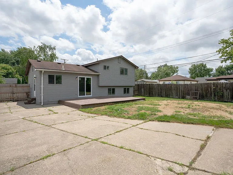 15841 Dort St — Photo 2