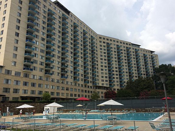 3rd image of 10401 Grosvenor Pl APT 823