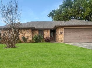 6525 32nd St, Groves, TX 77619