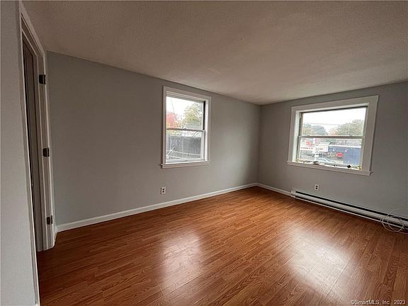4th image of 889 Farmington Ave #2