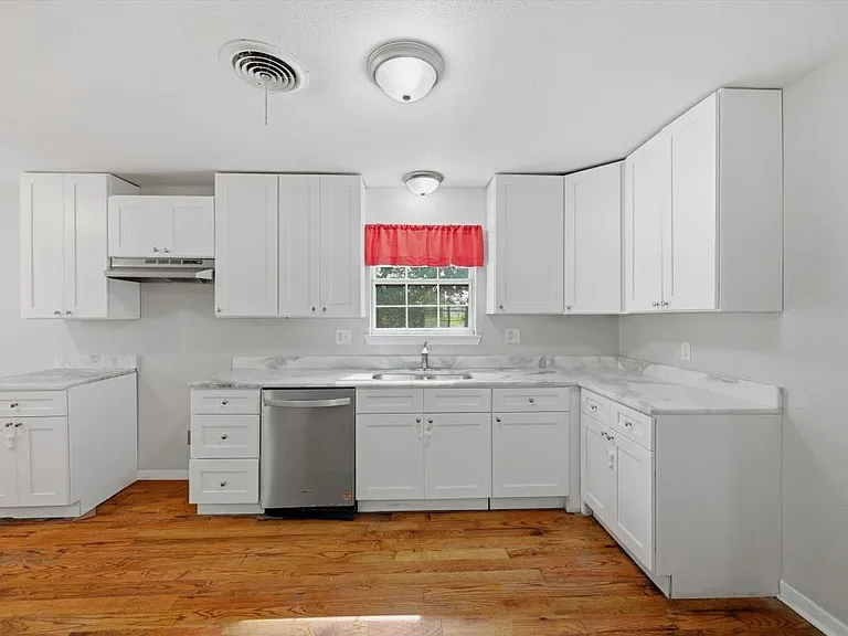 2521 N Hickory St — Photo 10
