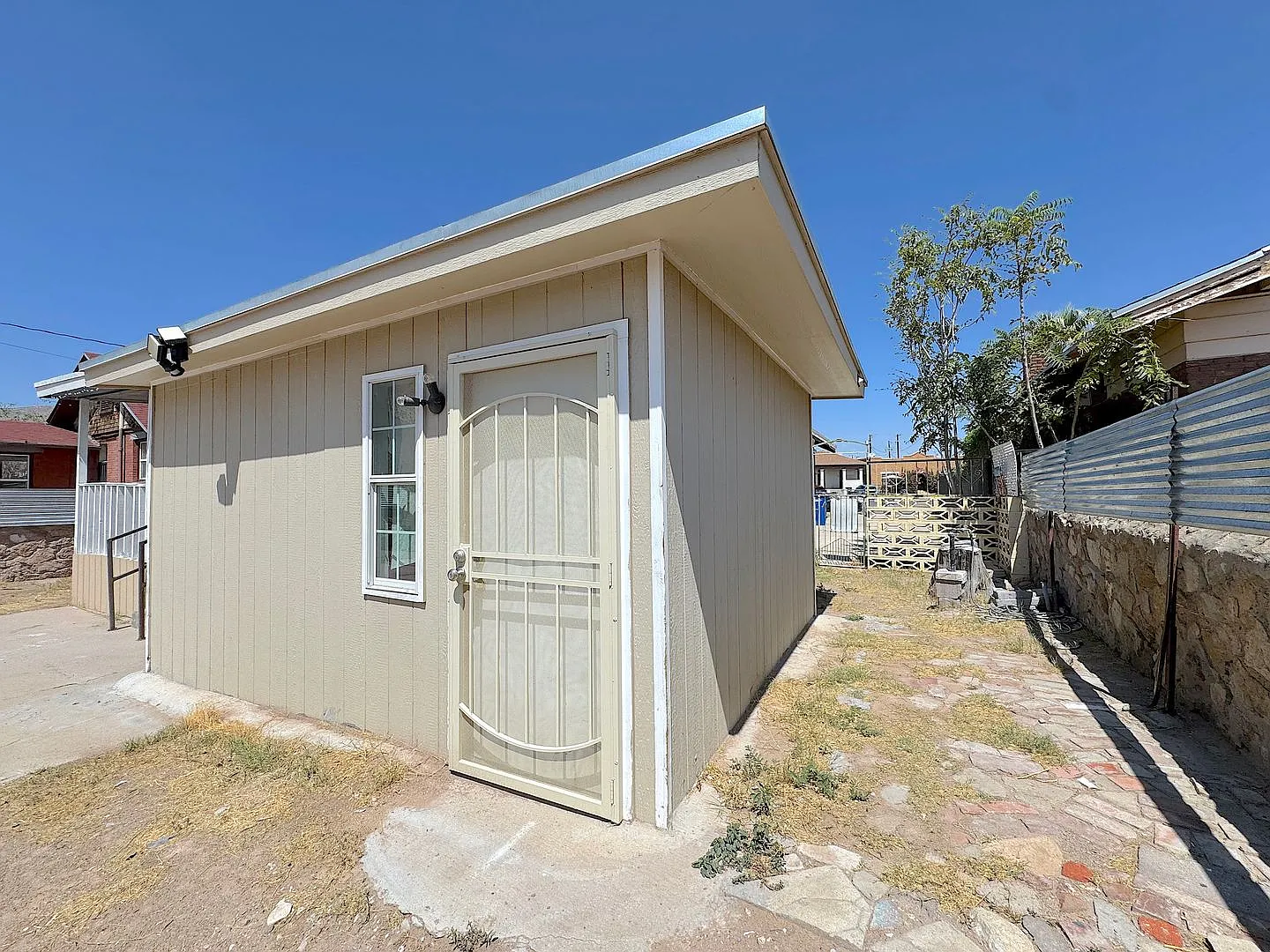 Duplex 1bed/1 bath Refrig A/C across from Park! Water & Gas Included! — Photo 3