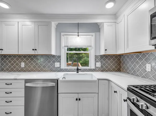 141 Cedar Rd, Longmeadow, MA 01106