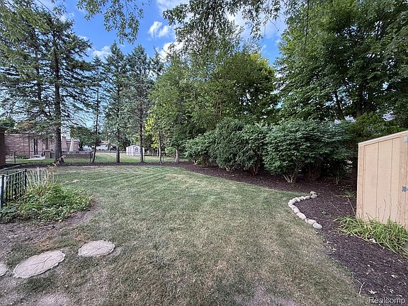 5th image of 39232 Donahue Dr