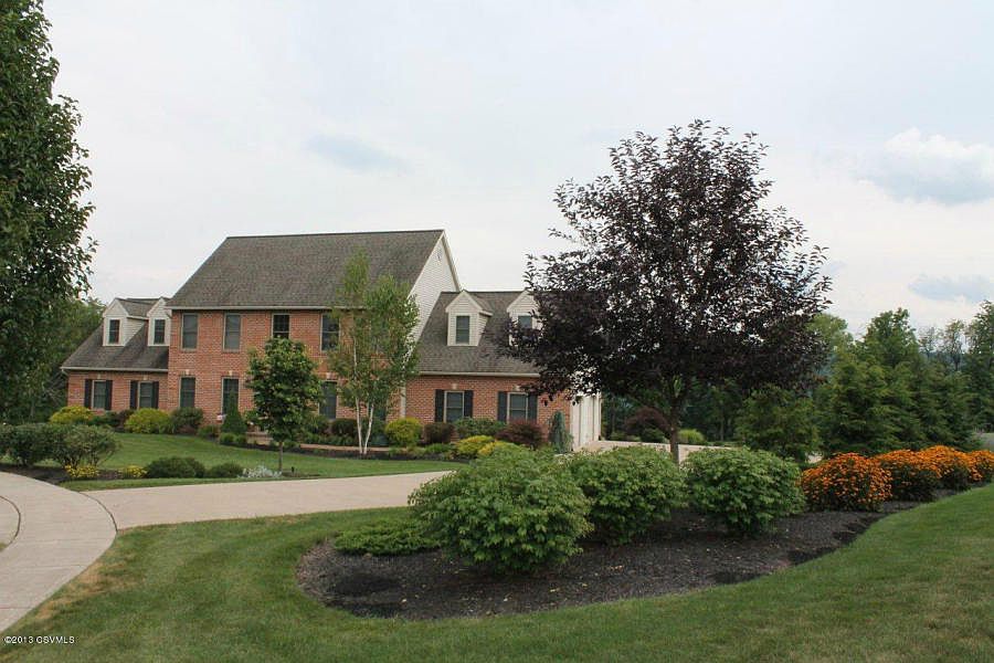 PREMIER DEVELOPMENT AND LOCATION TASTEFULLY LANDSCAPED FOR PRIVACY