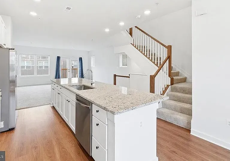 4 bed, 2128 sqft, $3,500 — Photo 4