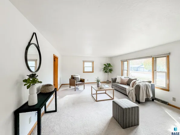 300 S 7th Ave, Brandon, SD 57005