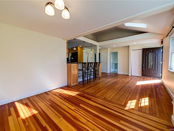 4th image of 76 Clubhouse Dr