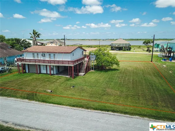 766 Bayview Dr, Palacios, TX 77465
